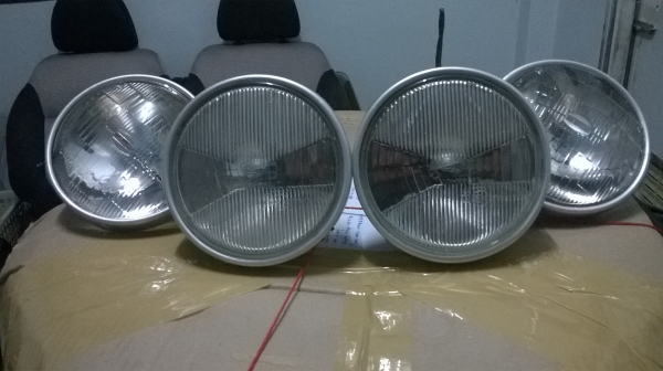 ขายไฟหน้าbmw e30แท้ 4ดวง สภาพสวย ราคา1500 โทร0924462525โส