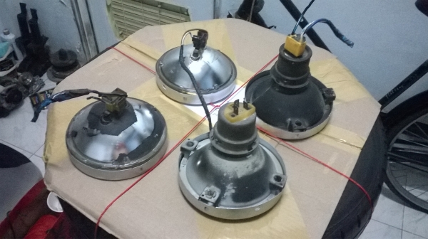 ขายไฟหน้าbmw e30แท้ 4ดวง สภาพสวย ราคา1500 โทร0924462525โส