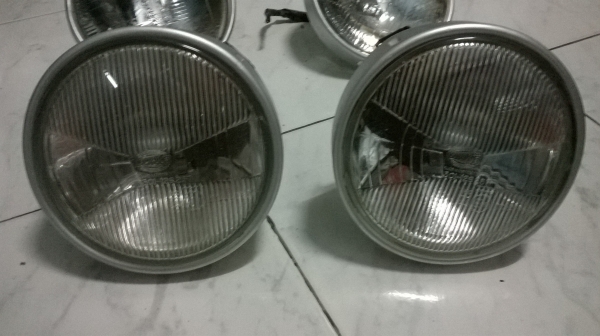 ขายไฟหน้าbmw e30แท้ 4ดวง สภาพสวย ราคา1500 โทร0924462525โส