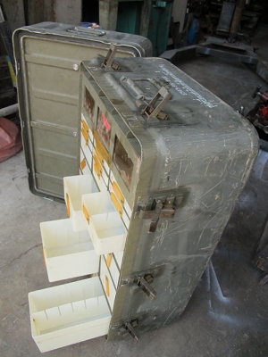 ขายลังทหารขนาดใหญ่ทำด้วยอลูมิเนียมหนาๆ ภายใน2ชั้นมีช่องใส่ของ ขายลังทหารขนาดใหญ่ทำด้วยอลูมิเนียมหนาๆ ภายใน2ชั้นมีช่องใส่ของ