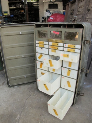 ขายลังทหารขนาดใหญ่ทำด้วยอลูมิเนียมหนาๆ ภายใน2ชั้นมีช่องใส่ของ ขายลังทหารขนาดใหญ่ทำด้วยอลูมิเนียมหนาๆ ภายใน2ชั้นมีช่องใส่ของ