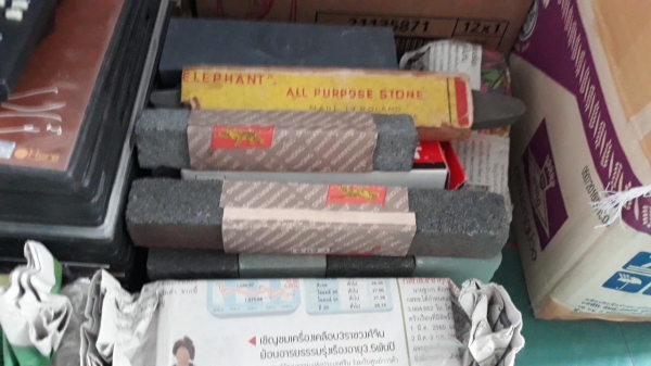 ขายหินลับมีด2หน้า ตรากระทิงงานเก่าเก็บสีขาวสีส้มขนาด8&times;2&times;1&quot;