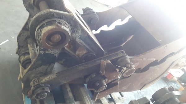 บุ้งกี๋  แบบงับได้  ใช้งานได้หลายแบบ  สำหรับ รถขุด 120 ขายราคา 22,000บาท  และขนาดรถขุด 200 ขายราคา 30,000 บาท