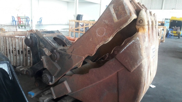 บุ้งกี๋  แบบงับได้  ใช้งานได้หลายแบบ  สำหรับ รถขุด 120 ขายราคา 22,000บาท  และขนาดรถขุด 200 ขายราคา 30,000 บาท