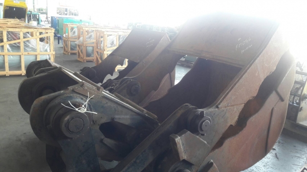 บุ้งกี๋  แบบงับได้  ใช้งานได้หลายแบบ  สำหรับ รถขุด 120 ขายราคา 22,000บาท  และขนาดรถขุด 200 ขายราคา 30,000 บาท