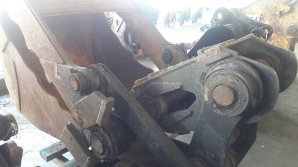 บุ้งกี๋  แบบงับได้  ใช้งานได้หลายแบบ  สำหรับ รถขุด 120 ขายราคา 22,000บาท  และขนาดรถขุด 200 ขายราคา 30,000 บาท