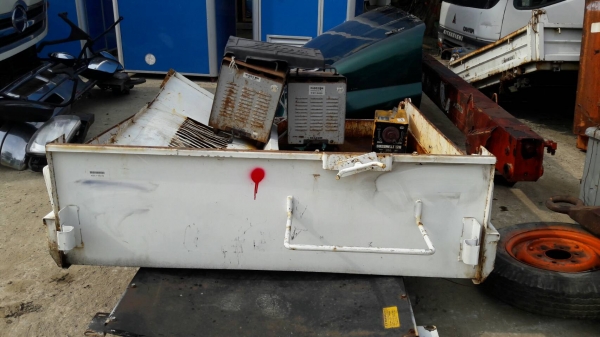 ขายกระบะดั้มความจุ ได้ 0.7-1 คิว  สำหรับติดรถยนต์ กระบะ  ระบบยกดั้มได้   ใช้ไฟหม้อแบตรี่ มี2 ตัวราคา 32,000 บาทและ 35,000 บาท