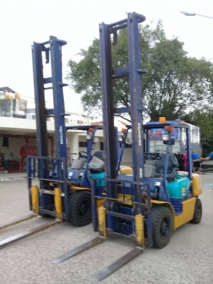 +++ KOMATSU FD30-14  ขนาด  3  ตัน  เครื่องยนต์ดีเซล  เสา  6  เมตร  เกียร์ธรรมดา  ยางตัน  ครับ