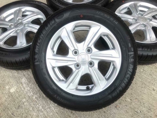 แม็กป้ายแดง Honda Brio Amaze พร้อมยางMichelin 175-65-14 ปี17