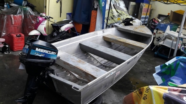 ขาย เรือปิเนียม 12 ฟุต พร้อมเครื่องเมอคิวรี่ 15 แรง เก่าญี่ปุ่น เรือมีรอยเชื่อมนิดหน่อยนะคะตามรูปเลย (เชื่อมมาจากญี่ปุ่น ) ราคา 55,000