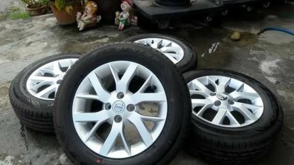 ขายล้อแม็กป้ายแดง nissan note 15" พร้อมยางปี17 สนใจติดต่อร้าน ก.เจริญการยางครับ 081-3747940
