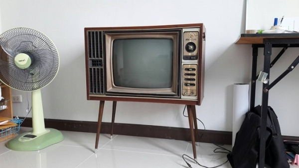ขายทีวีเก่าโบราณขาเหลา