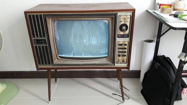 ขายทีวีเก่าโบราณขาเหลา