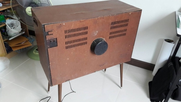 ขายทีวีเก่าโบราณขาเหลา