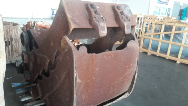 บุ้งกี๋  แบบงับได้  ใช้งานได้หลายแบบ  สำหรับ รถขุด 120 ขายราคา 22,000บาท  และขนาดรถขุด 200 ขายราคา 30,000 บาท