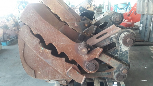 บุ้งกี๋  แบบงับได้  ใช้งานได้หลายแบบ  สำหรับ รถขุด 120 ขายราคา 22,000บาท  และขนาดรถขุด 200 ขายราคา 30,000 บาท