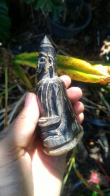 พระแกะสลักด้วยช่างฝีมือชาวลาว เนื้อทนสิทธิ์หายาก ปลุกเสกสายป่า หลังจารยันต์ มีอายุมากกว่า 80ปี น่าสะสม