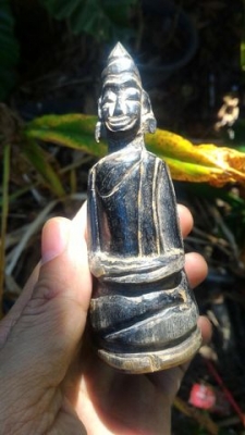 พระแกะสลักด้วยช่างฝีมือชาวลาว เนื้อทนสิทธิ์หายาก ปลุกเสกสายป่า หลังจารยันต์ มีอายุมากกว่า 80ปี น่าสะสม