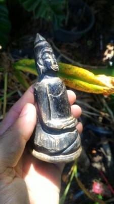 พระแกะสลักด้วยช่างฝีมือชาวลาว เนื้อทนสิทธิ์หายาก ปลุกเสกสายป่า หลังจารยันต์ มีอายุมากกว่า 80ปี น่าสะสม