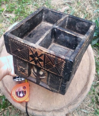 เชี่ยนหมากโบราณ w056 แกะสลักลายดอกบัวบาน ลายไทยอิสานใต้ ด้วยฝีมือช่างพื้นบ้านล้วนๆ เหมาะสะสมครับ