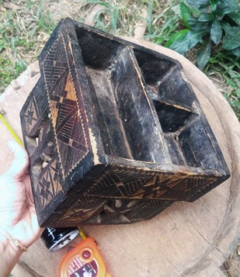 เชี่ยนหมากโบราณ w056 แกะสลักลายดอกบัวบาน ลายไทยอิสานใต้ ด้วยฝีมือช่างพื้นบ้านล้วนๆ เหมาะสะสมครับ