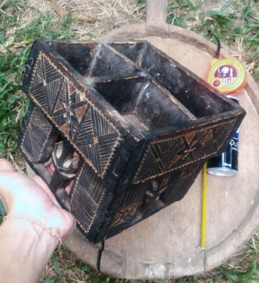 เชี่ยนหมากโบราณ w056 แกะสลักลายดอกบัวบาน ลายไทยอิสานใต้ ด้วยฝีมือช่างพื้นบ้านล้วนๆ เหมาะสะสมครับ