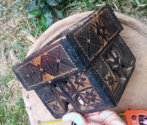 เชี่ยนหมากโบราณ w056 แกะสลักลายดอกบัวบาน ลายไทยอิสานใต้ ด้วยฝีมือช่างพื้นบ้านล้วนๆ เหมาะสะสมครับ