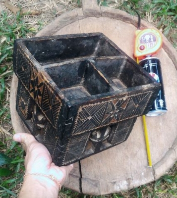 เชี่ยนหมากโบราณ w056 แกะสลักลายดอกบัวบาน ลายไทยอิสานใต้ ด้วยฝีมือช่างพื้นบ้านล้วนๆ เหมาะสะสมครับ