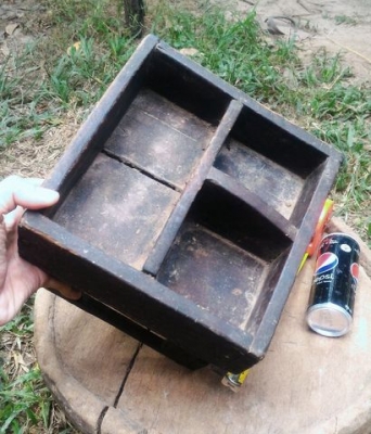 เชี่ยนหมากโบราณ w054 แกะสลักลายไทยอิสานใต้ ด้วยฝีมือช่างพื้นบ้านล้วนๆ มีขนาดใหญ่ เหมาะสะสมโชว์ครับ