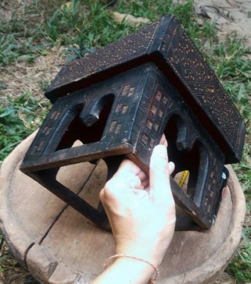 เชี่ยนหมากโบราณ w054 แกะสลักลายไทยอิสานใต้ ด้วยฝีมือช่างพื้นบ้านล้วนๆ มีขนาดใหญ่ เหมาะสะสมโชว์ครับ