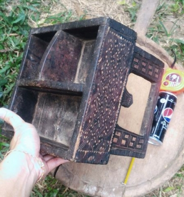 เชี่ยนหมากโบราณ w054 แกะสลักลายไทยอิสานใต้ ด้วยฝีมือช่างพื้นบ้านล้วนๆ มีขนาดใหญ่ เหมาะสะสมโชว์ครับ