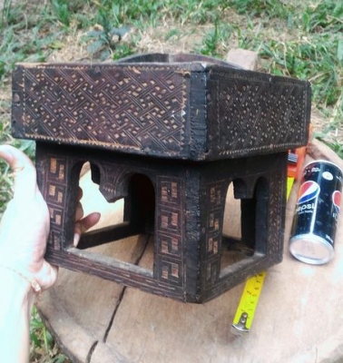 เชี่ยนหมากโบราณ w054 แกะสลักลายไทยอิสานใต้ ด้วยฝีมือช่างพื้นบ้านล้วนๆ มีขนาดใหญ่ เหมาะสะสมโชว์ครับ