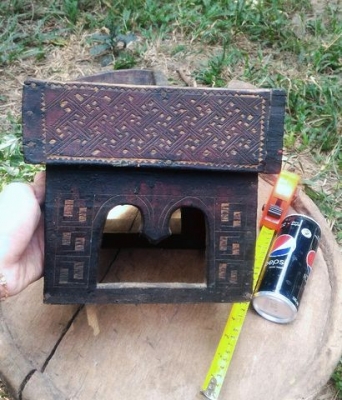 เชี่ยนหมากโบราณ w054 แกะสลักลายไทยอิสานใต้ ด้วยฝีมือช่างพื้นบ้านล้วนๆ มีขนาดใหญ่ เหมาะสะสมโชว์ครับ