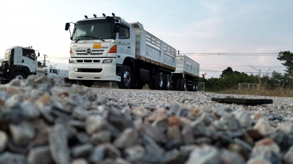 ขายครับ hino mega 344 แม่ลูกปี 56 รถสวยเดิมๆ พร้อมใช้งานรถสวยยางเต็มสีเดิมครับ ทำสีแค่ชายน้ำ