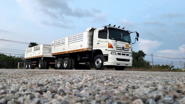 ขายครับ hino mega 344 แม่ลูกปี 56 รถสวยเดิมๆ พร้อมใช้งานรถสวยยางเต็มสีเดิมครับ ทำสีแค่ชายน้ำ