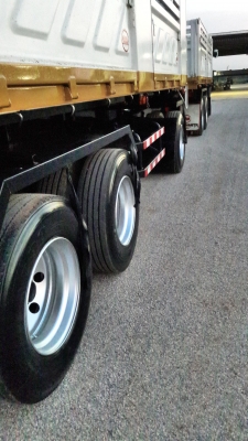 ขายครับ hino mega 344 แม่ลูกปี 56 รถสวยเดิมๆ พร้อมใช้งานรถสวยยางเต็มสีเดิมครับ ทำสีแค่ชายน้ำ