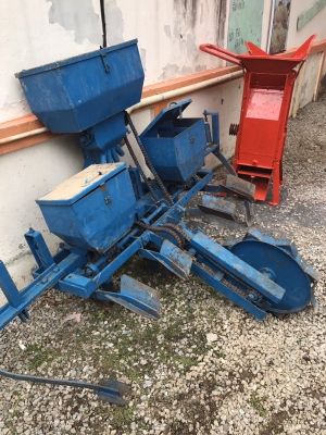 ขายด่วน เครืองหยอดปู๋ย เมล็ดพันธ์ุ ใส่รถไถใหญ่ สภาพดีใช้งานได้ ขาย 9500