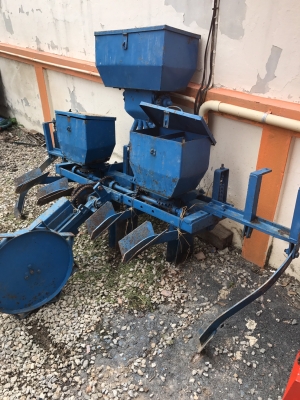 ขายด่วน เครืองหยอดปู๋ย เมล็ดพันธ์ุ ใส่รถไถใหญ่ สภาพดีใช้งานได้ ขาย 9500