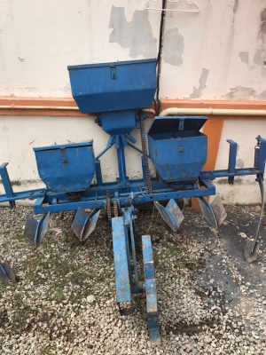 ขายด่วน เครืองหยอดปู๋ย เมล็ดพันธ์ุ ใส่รถไถใหญ่ สภาพดีใช้งานได้ ขาย 9500