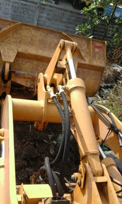 รถตักล้อยาง WA 100-1