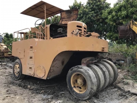 เหลือ 5 คัน. 800,000 ด่วน.   1 รถบด 10 ตัน BETELLI ล้อเรียบ 2 เพลา  ราคา 300,000 บาท  2. รถบดล้อยาง 11 ล้อ WATANABE. เล่มทะเบียน 165,000 บาท   3.รถบดล้อยาง 11 ล้อ KAWAZAKI KR15 เล่มทะเบียน 165,000 บาท   4.แทรเตอร์ CATTERPILAR D4D  ราคา 165,000 บาท  5.รถบด