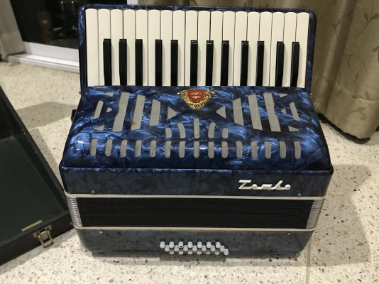 แอคคอรเดียน TOMBO เก่าญี่ปุ่นเเท้สภาพสวยกล่องครบ แอคคอรเดียน TOMBO เก่าญี่ปุ่นเเท้สภาพสวยกล่องครบ