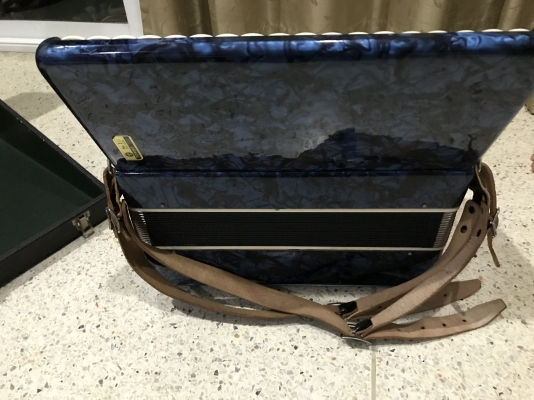 แอคคอรเดียน TOMBO เก่าญี่ปุ่นเเท้สภาพสวยกล่องครบ แอคคอรเดียน TOMBO เก่าญี่ปุ่นเเท้สภาพสวยกล่องครบ