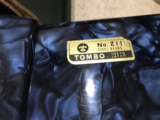 แอคคอรเดียน TOMBO เก่าญี่ปุ่นเเท้สภาพสวยกล่องครบ แอคคอรเดียน TOMBO เก่าญี่ปุ่นเเท้สภาพสวยกล่องครบ