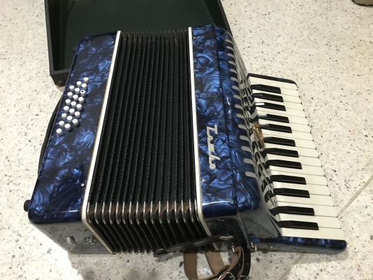 แอคคอรเดียน TOMBO เก่าญี่ปุ่นเเท้สภาพสวยกล่องครบ แอคคอรเดียน TOMBO เก่าญี่ปุ่นเเท้สภาพสวยกล่องครบ