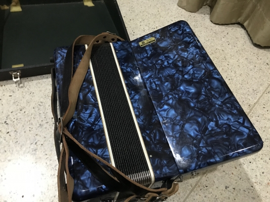 แอคคอรเดียน TOMBO เก่าญี่ปุ่นเเท้สภาพสวยกล่องครบ แอคคอรเดียน TOMBO เก่าญี่ปุ่นเเท้สภาพสวยกล่องครบ