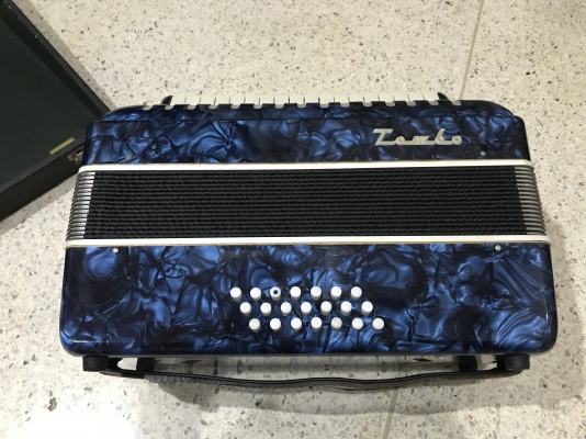 แอคคอรเดียน TOMBO เก่าญี่ปุ่นเเท้สภาพสวยกล่องครบ แอคคอรเดียน TOMBO เก่าญี่ปุ่นเเท้สภาพสวยกล่องครบ