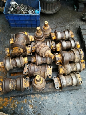 ขาย roller เก่า KOMATSU PC200-5 ครบเซ็ต