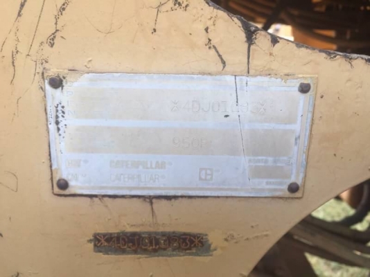 ขาย 980,000 บาท CATTERPILAR 950F เครื่องดี เกียร์ดี ปั้มแรง พร้อมใช้ เอกสารเล่มทะเบียน รถอยู่  ลำปาง 090-772-3710 090-772-3708