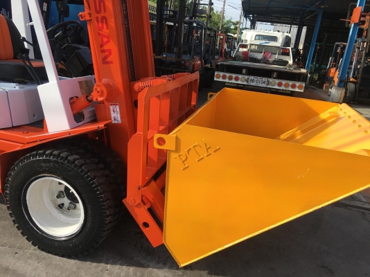 ขายรถโฟล์คลิฟท์ตักยางพาราตักทะลายปาล์ม